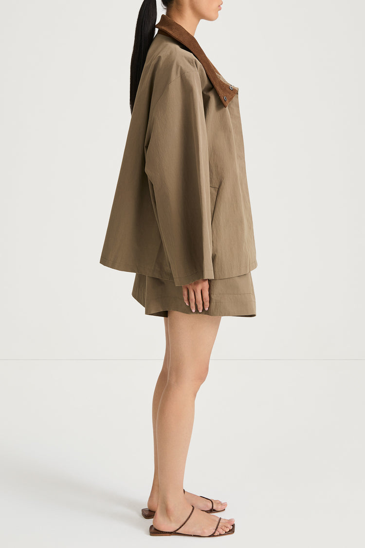 Sonya flared trench cotton shorts army green stylein model image side