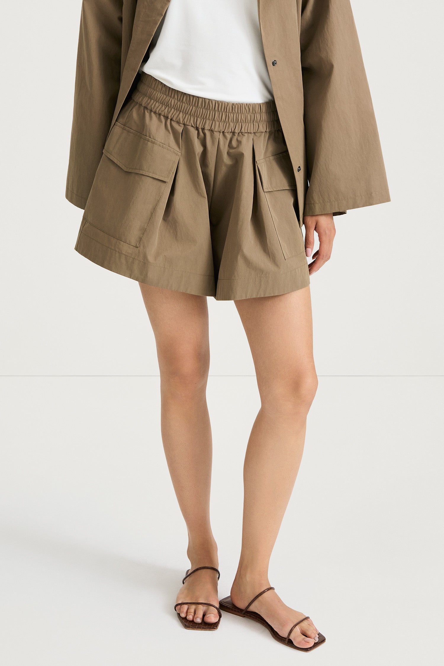 Sonya flared trench cotton shorts army green stylein model image front close