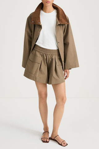 Sonya flared trench cotton shorts army green stylein model image front