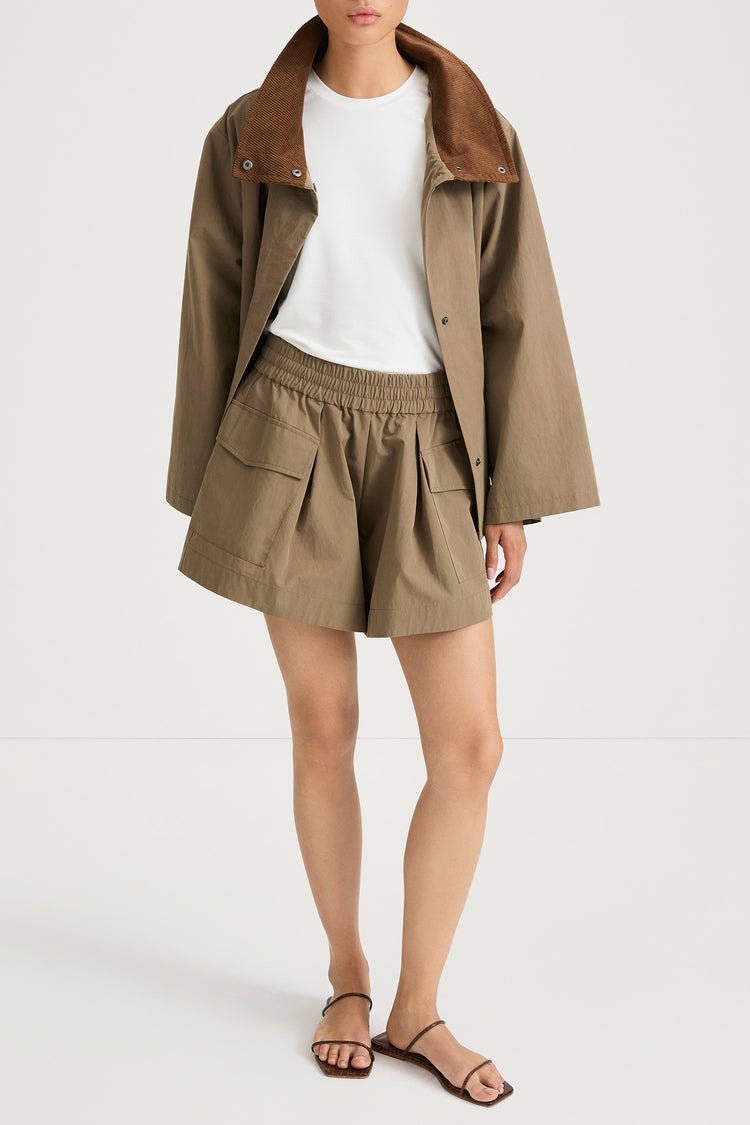 Sonya flared trench cotton shorts army green stylein model image front