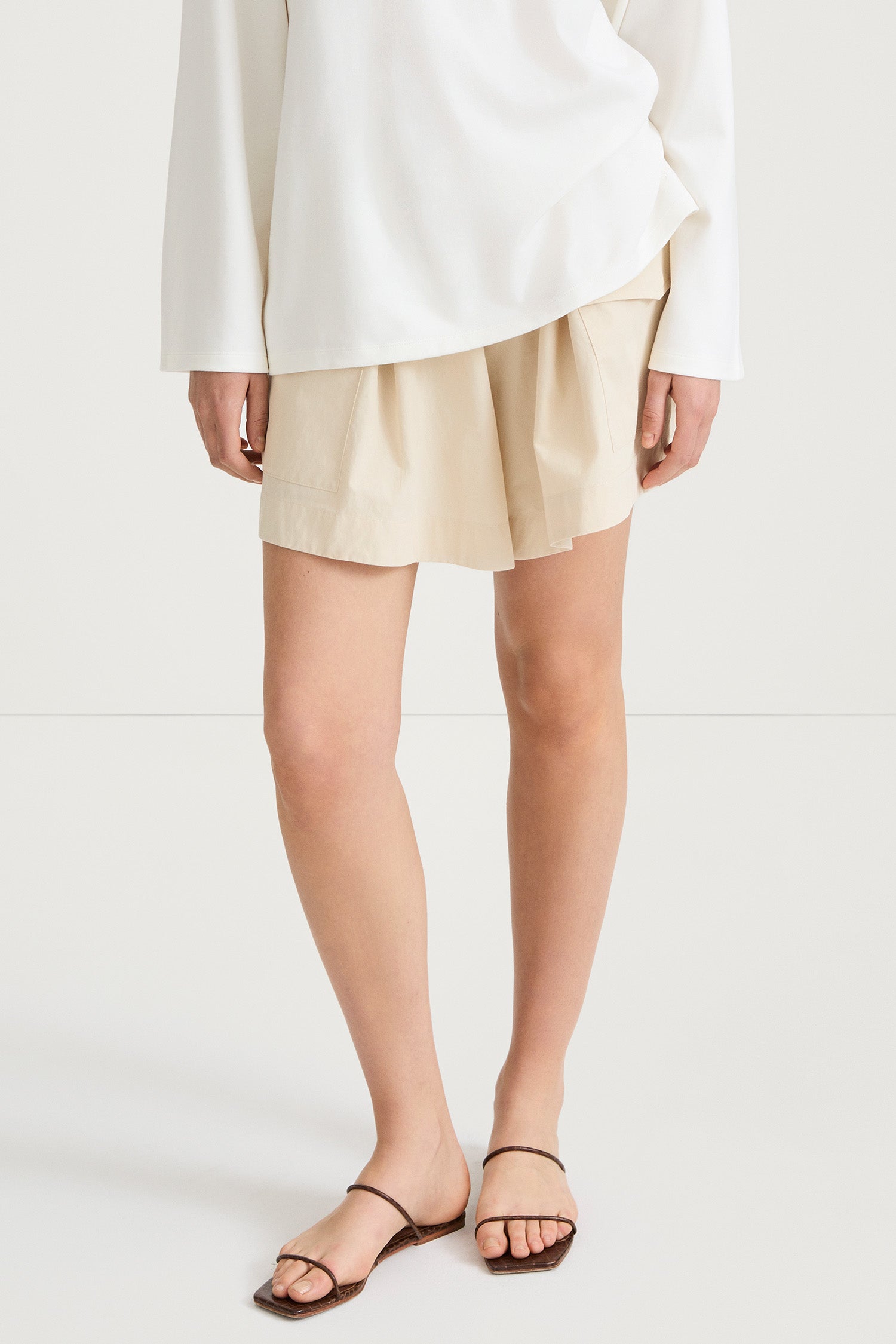 Sonya flared trench cotton shorts cream stylein model image front close