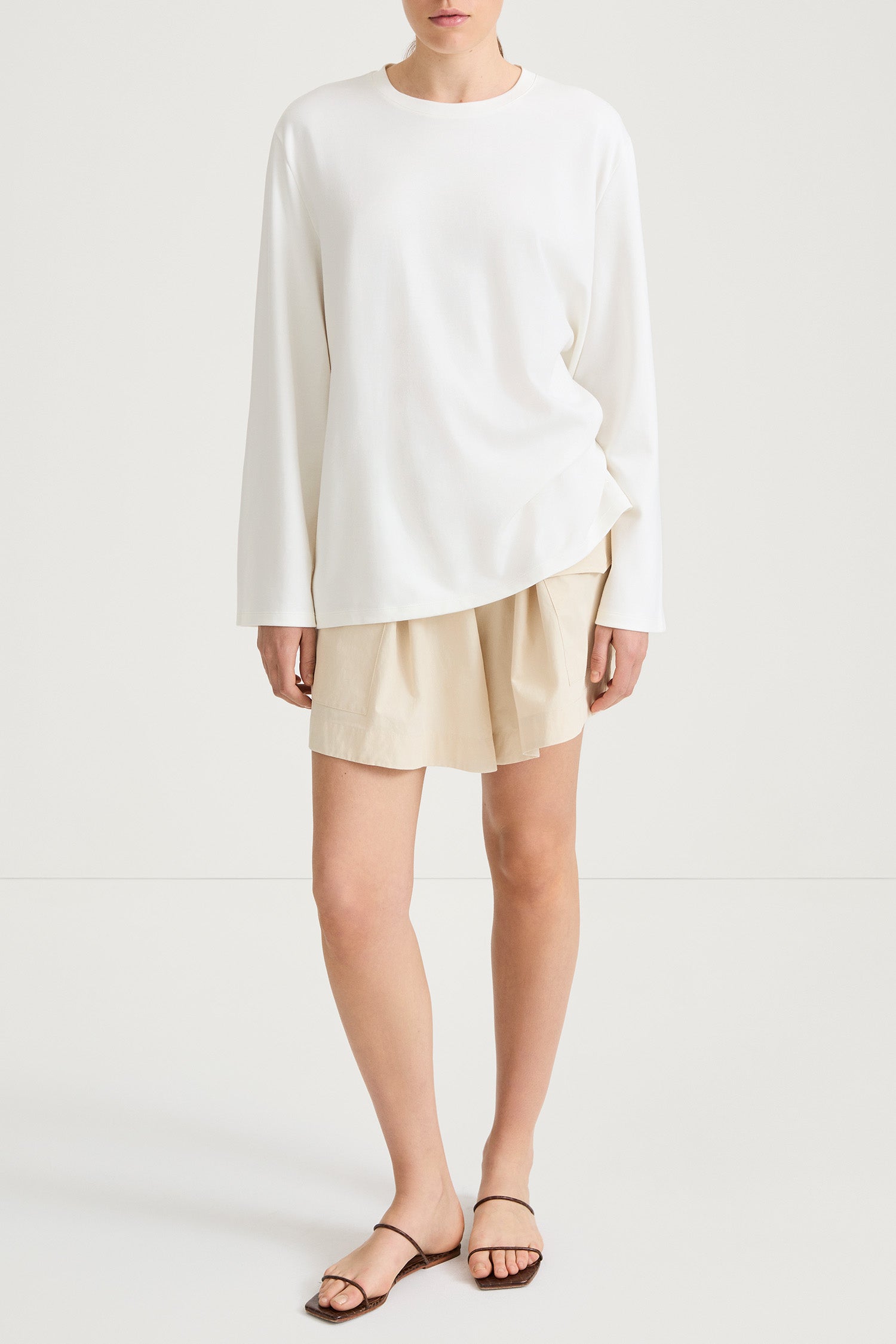 Sonya flared trench cotton shorts cream stylein model image front