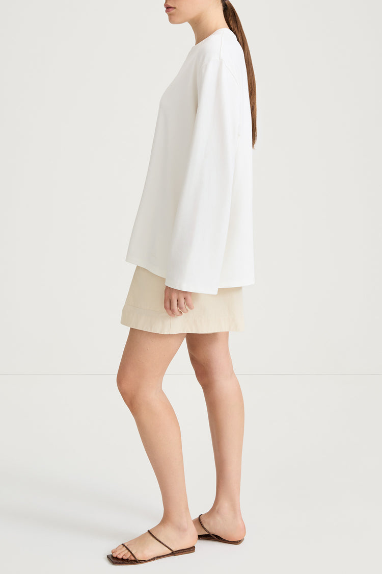 Sonya flared trench cotton shorts cream stylein model image side