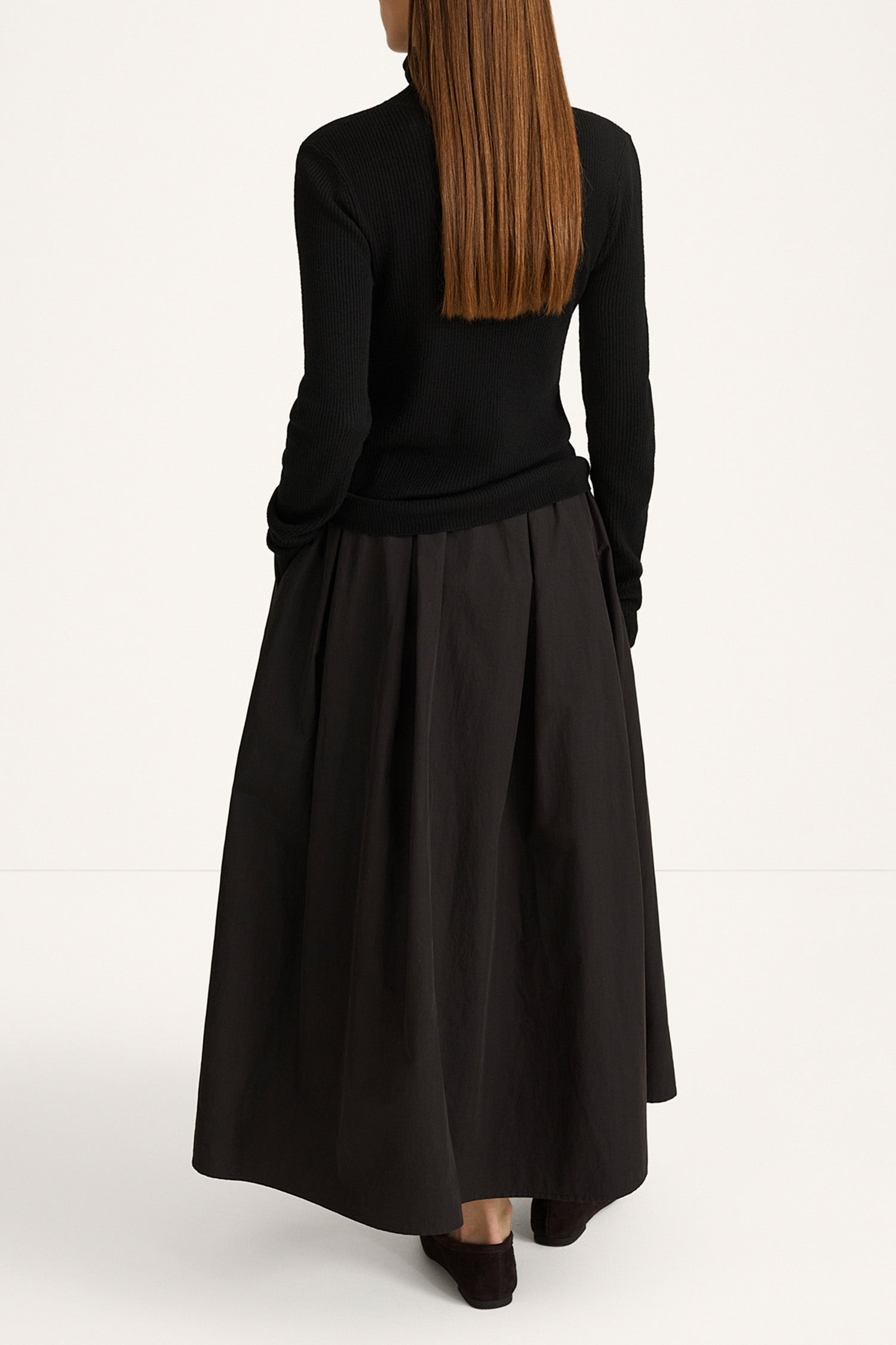 Sorina rench skirt long black stylein model image back