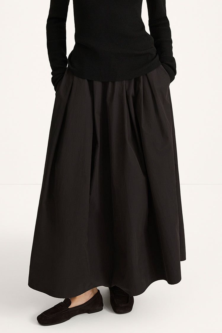 Sorina rench skirt long black stylein model image front close