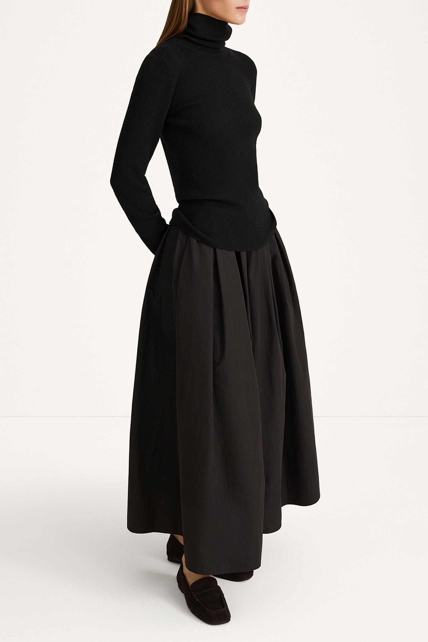 Sorina rench skirt long black stylein model image side