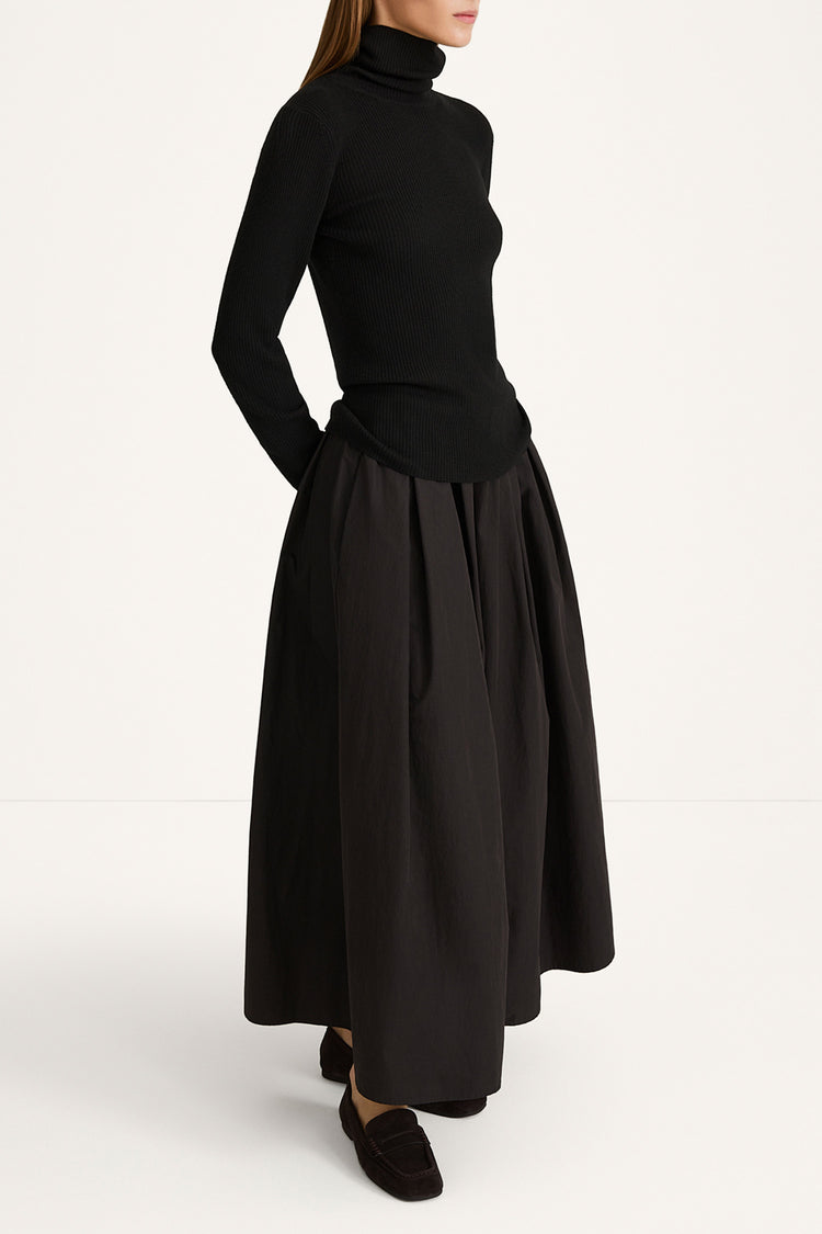 Sorina rench skirt long black stylein model image side