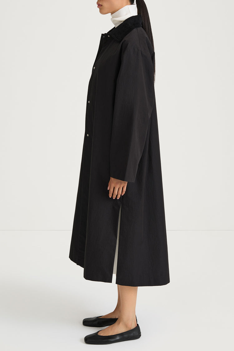 Sylvia loose flared cotton trench coat black stylein model image side