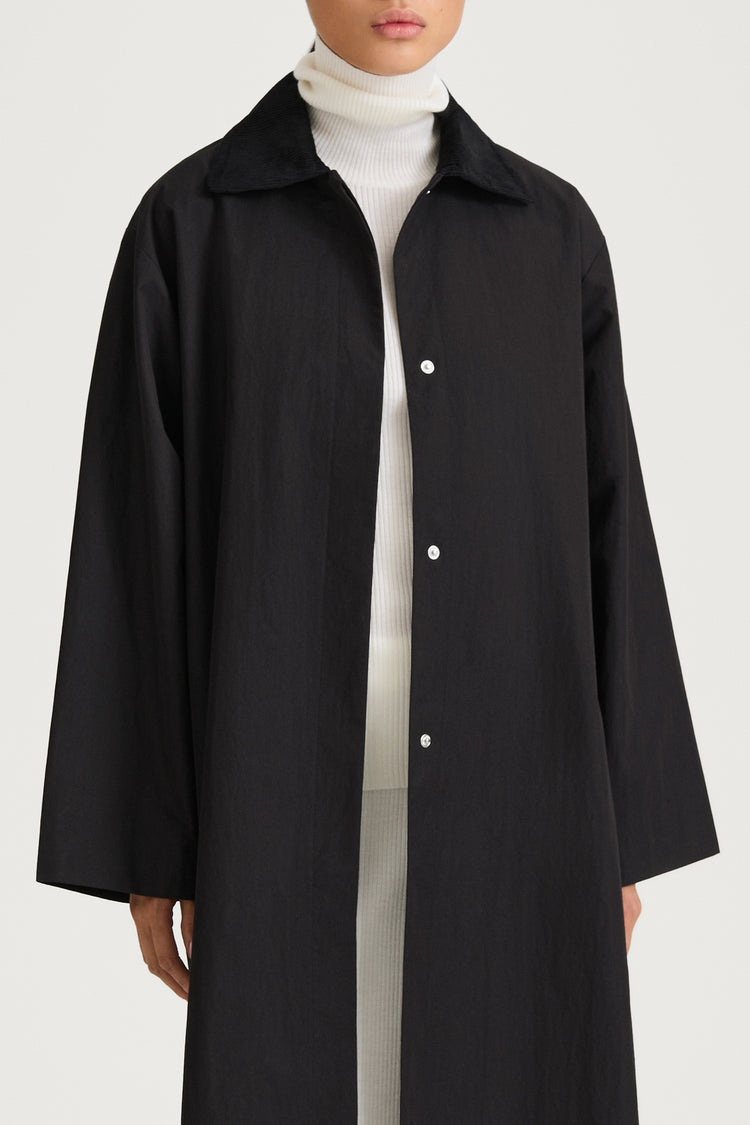 Sylvia loose flared cotton trench coat black stylein model image front close