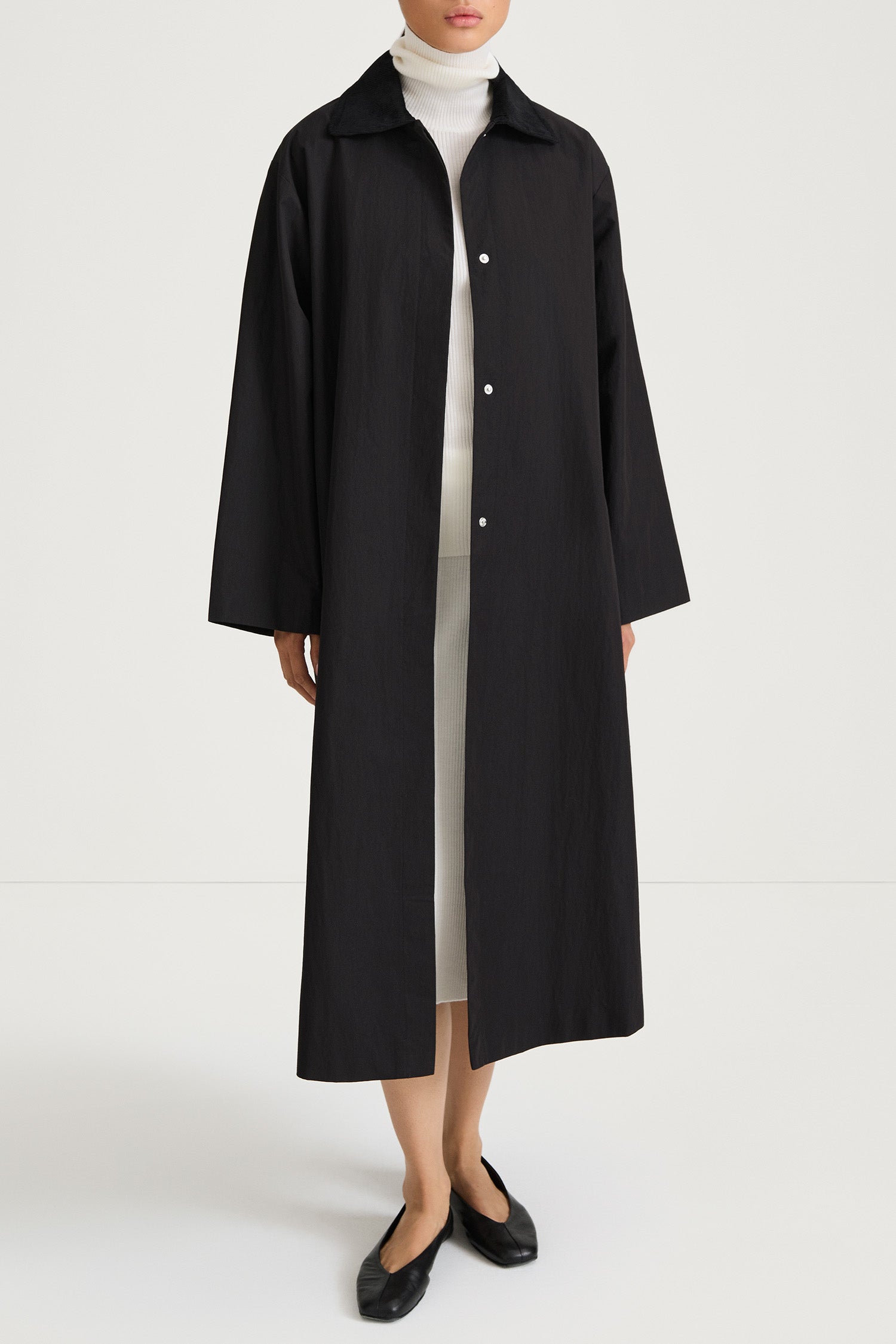 Sylvia loose flared cotton trench coat black stylein model image front