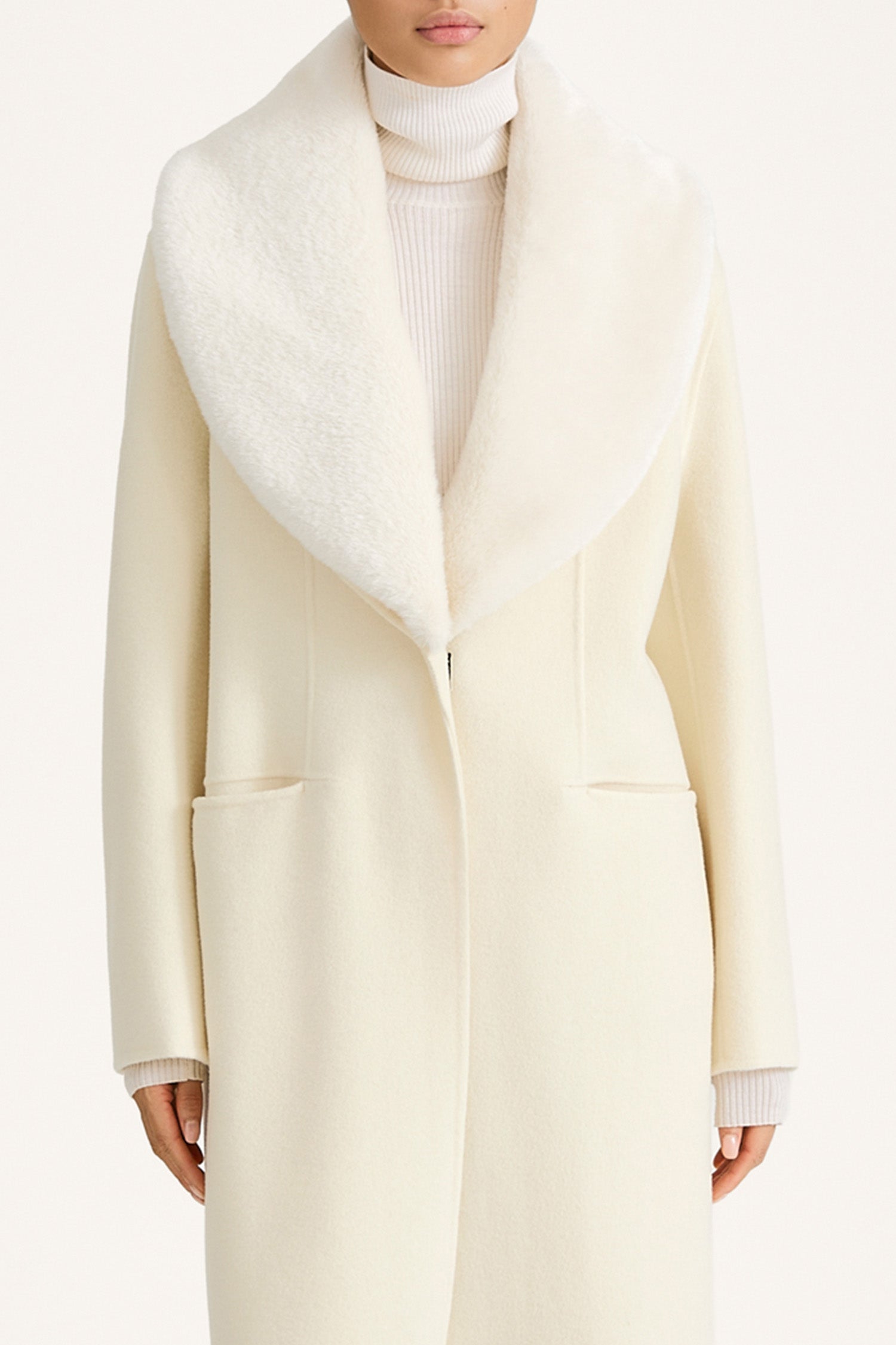 white maxi wool coat with a faux fur collar stylein tera tivona detail