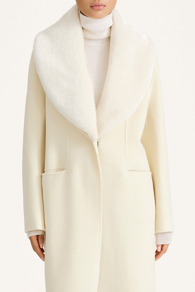 white maxi wool coat with a faux fur collar stylein tera tivona detail