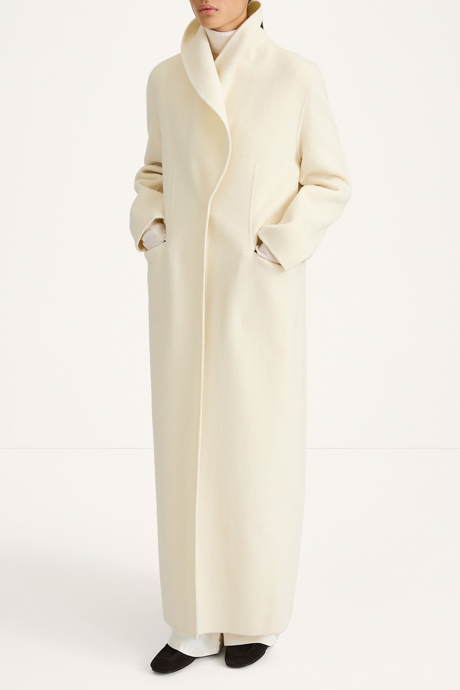 white maxi wool coat stylein tera model image