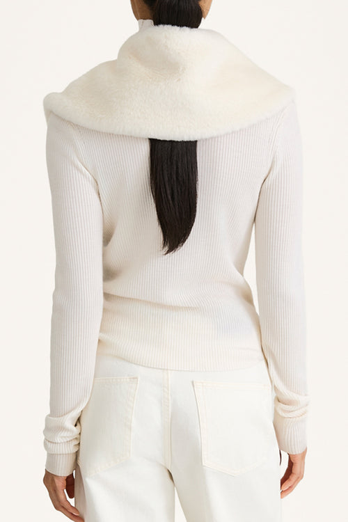 white faux fur collar stylein