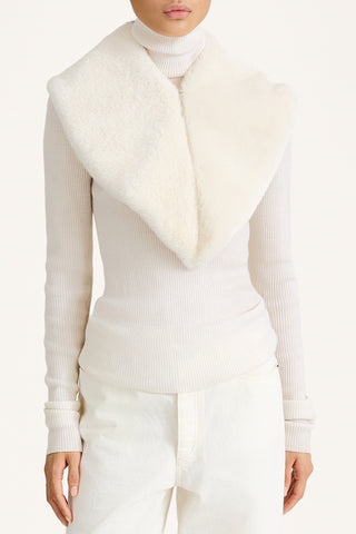 white faux fur collar stylein