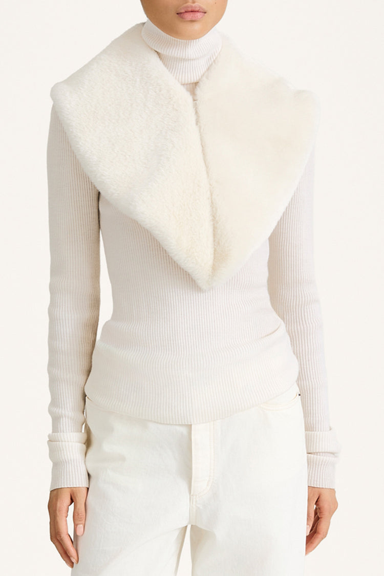 white faux fur collar stylein