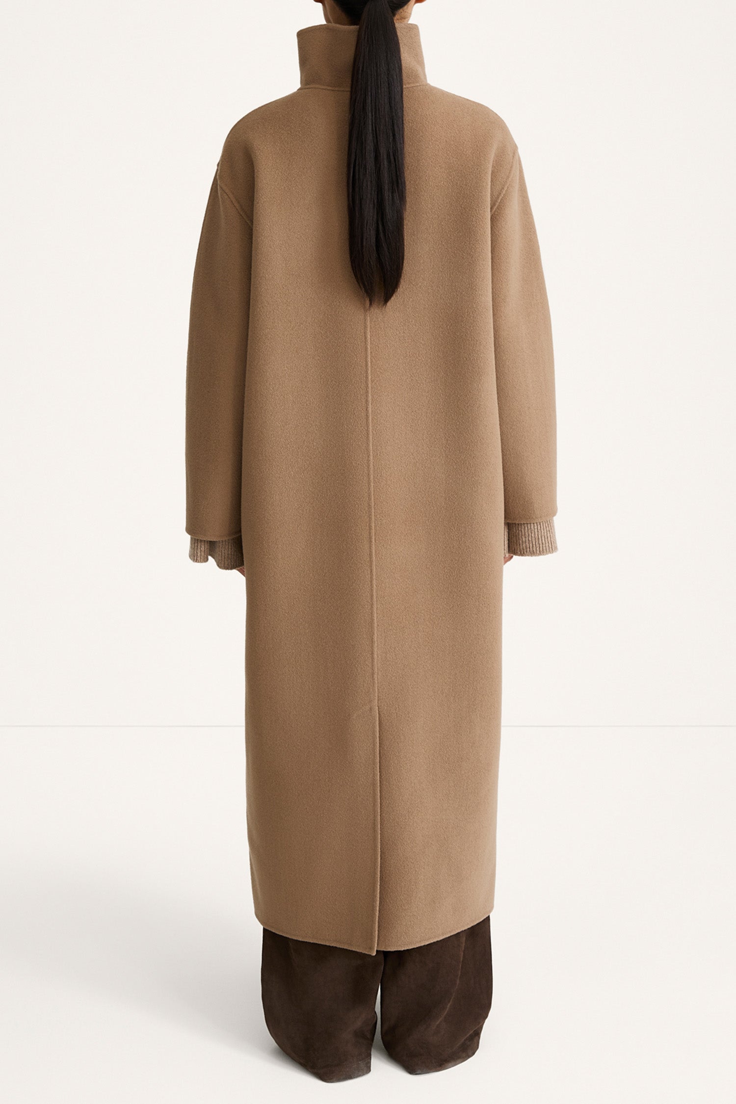 Tovino wool long coat taupe stylein model image back