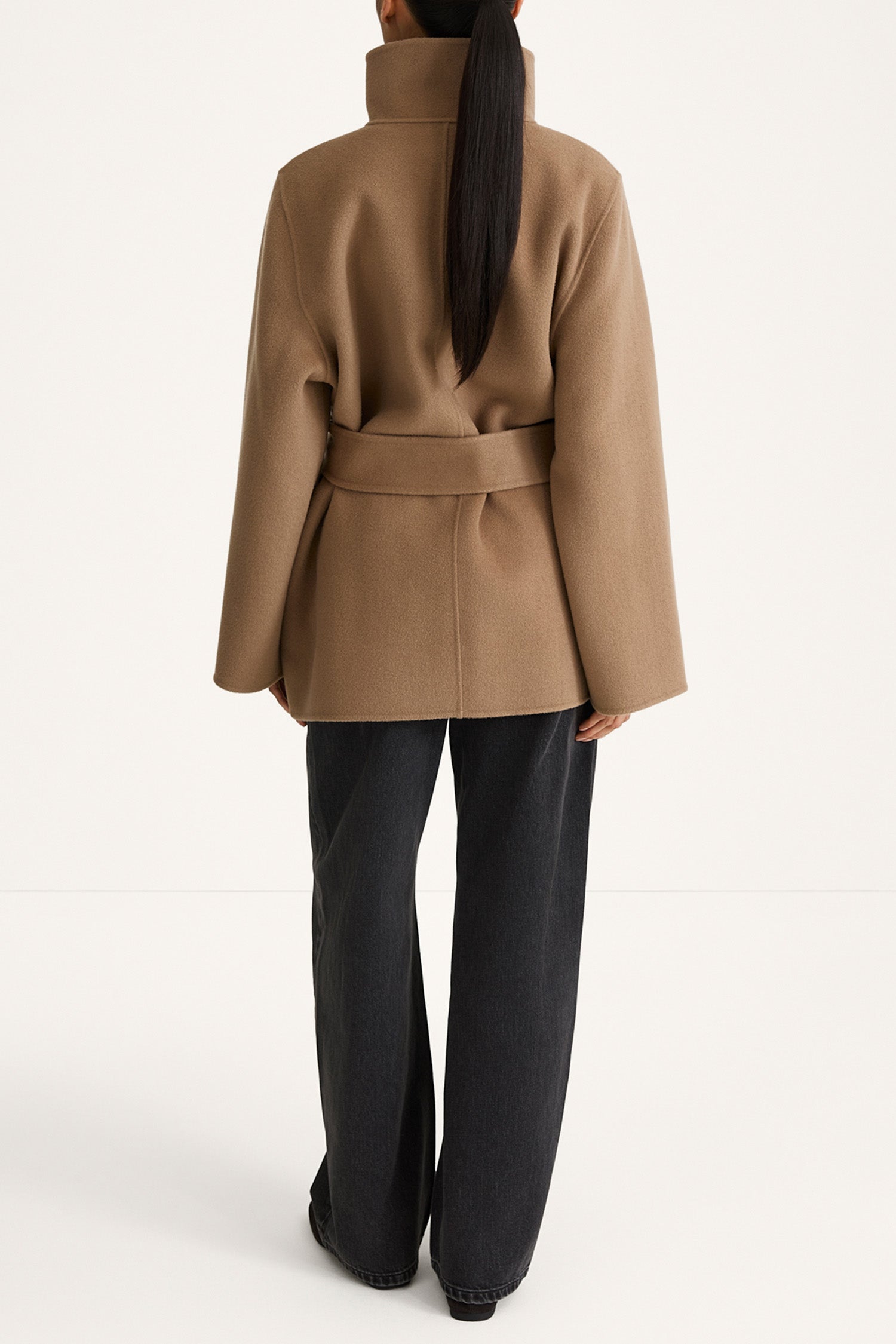 Trecate wool short coat taupe stylein model image back