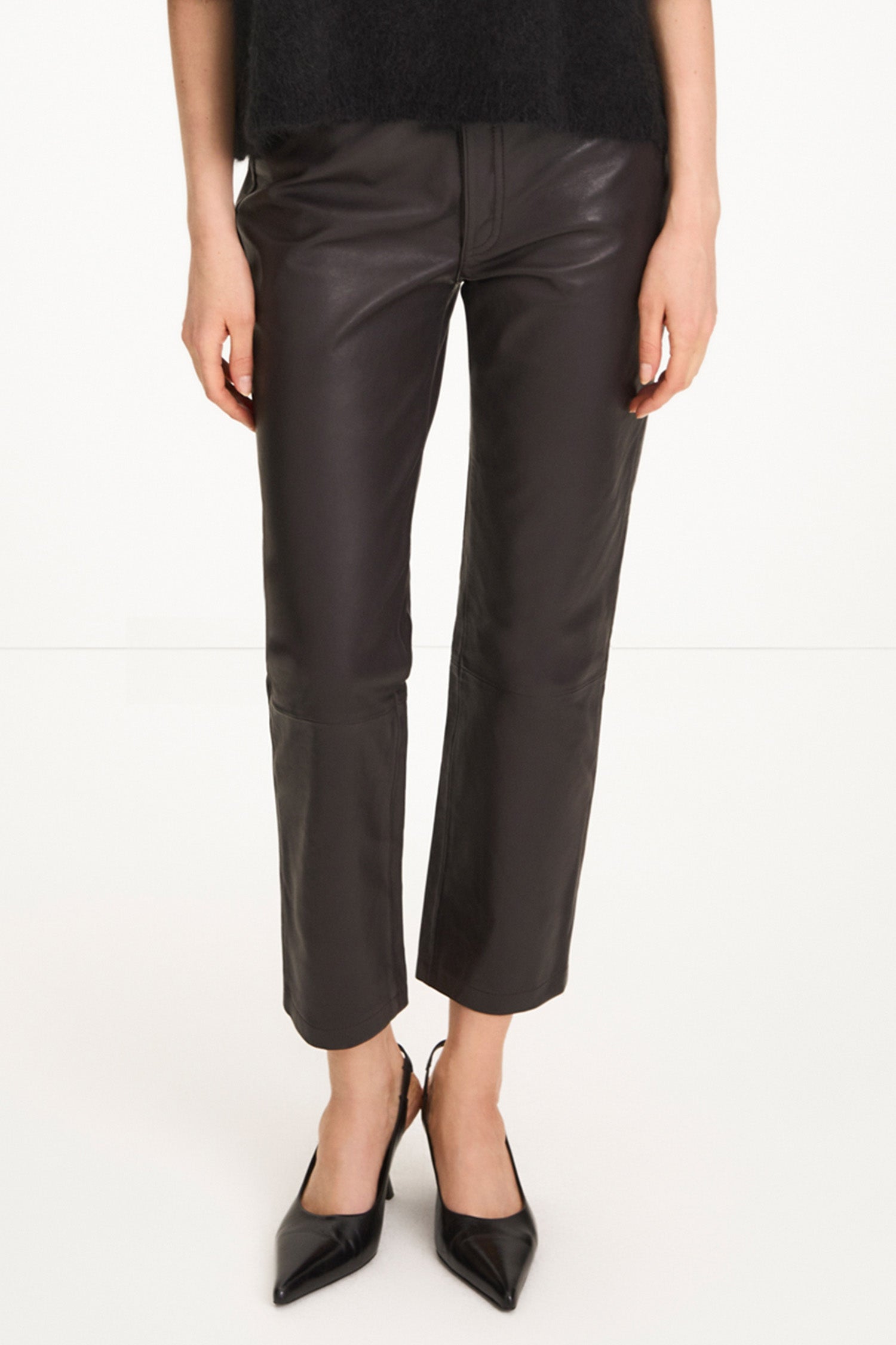 Vasto leather trousers coffee stylein front close