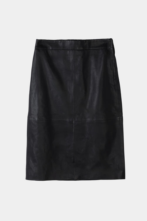 black midi leather skirt stylein viana model image
