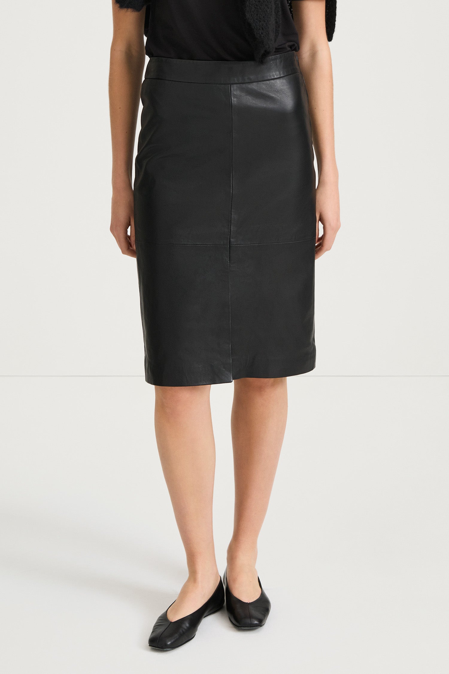 black midi leather skirt stylein viana model image front close up