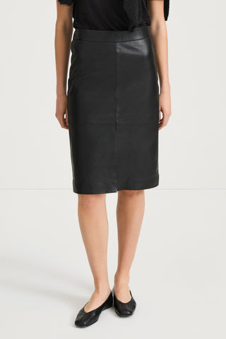 black midi leather skirt stylein viana model image front close up