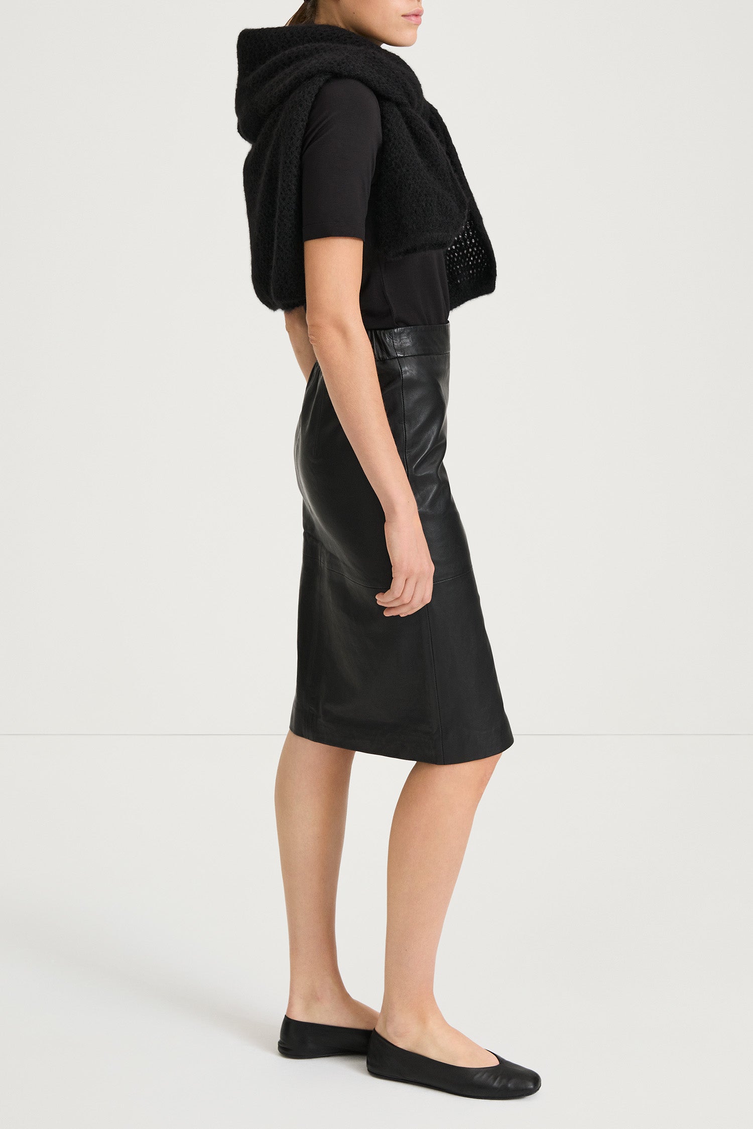 black midi leather skirt stylein viana model image side