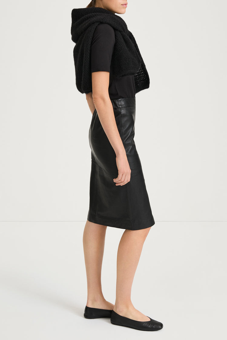 black midi leather skirt stylein viana model image side