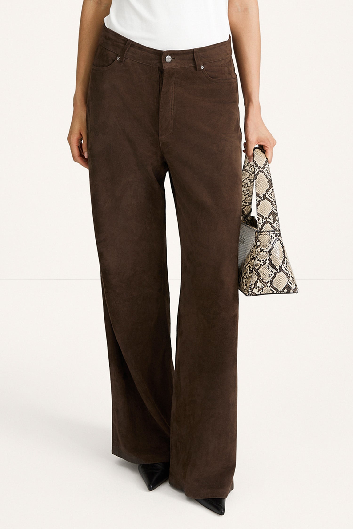 Victory suede trousers pebble brown stylein model image front close