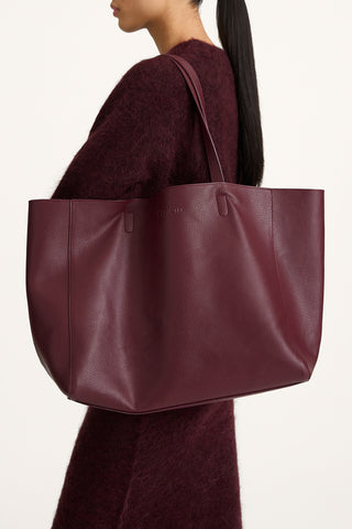 Yacht bag grain faux leather burgundy stylein model image side close
