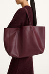 Yacht bag grain faux leather burgundy stylein model image side close