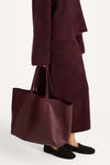 Yacht bag grain faux leather burgundy stylein model image side