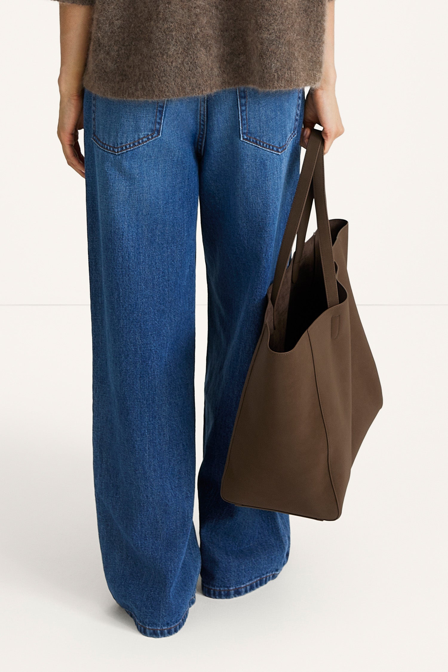 Yacht bag coffee suede stylein model image back