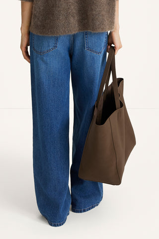 Yacht bag coffee suede stylein model image back