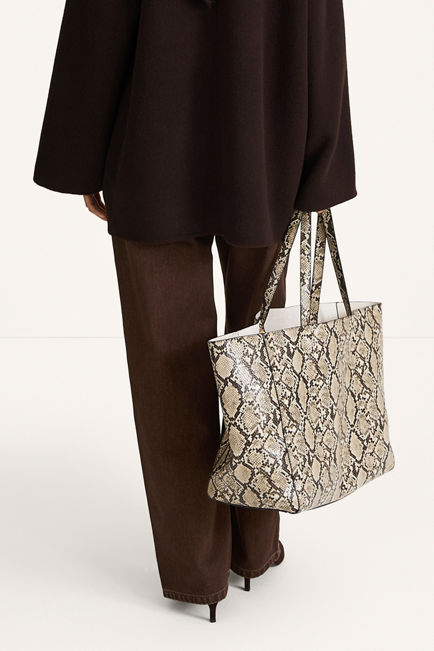 Yacht bag faux leather beige snake stylein model image back