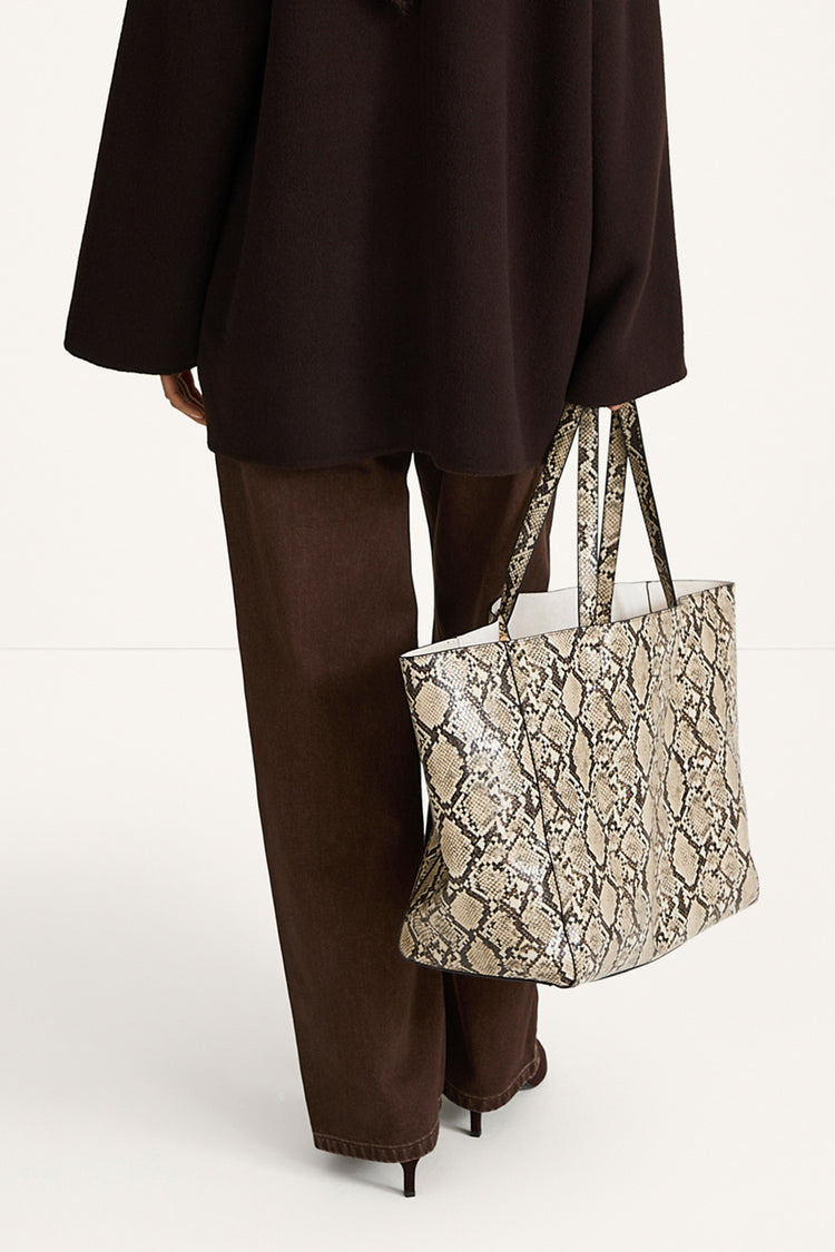 Yacht bag faux leather beige snake stylein model image back