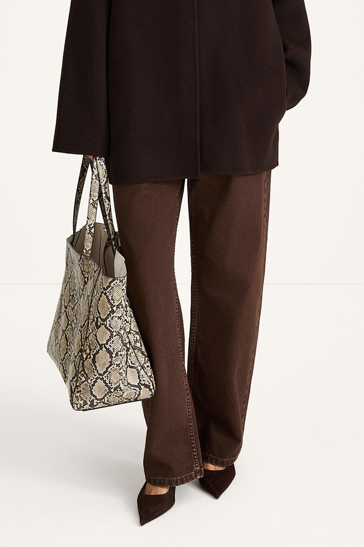 Yacht bag faux leather beige snake stylein model image front