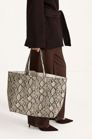 Yacht bag faux leather beige snake stylein model image side