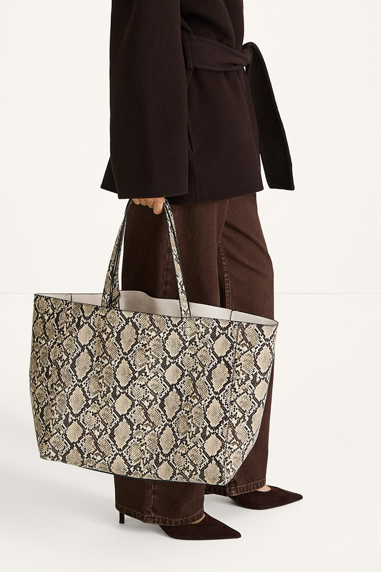 Yacht bag faux leather beige snake stylein model image side
