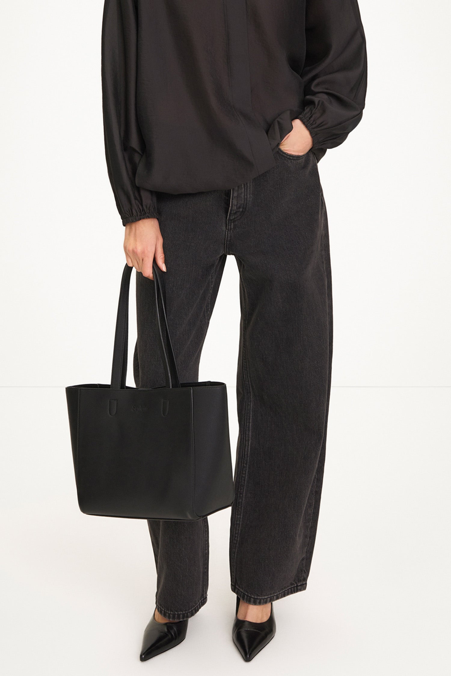 Yacht bag mini faux leather black stylein model image front