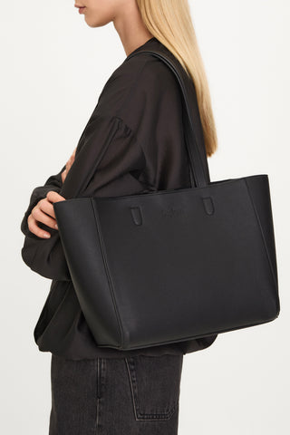 Yacht bag mini faux leather black stylein model image side close