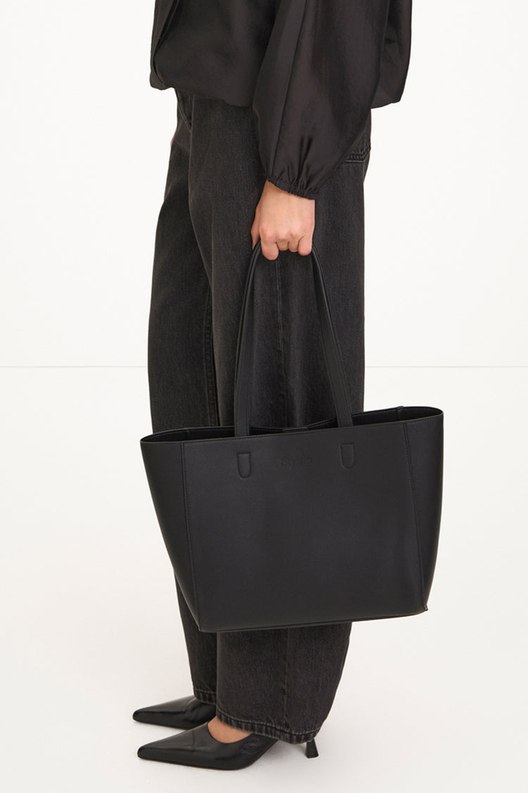 Yacht bag mini faux leather black stylein model image side