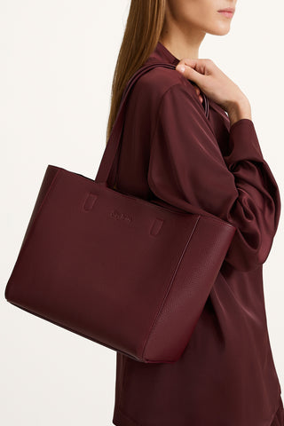 Yacht bag mini faux leather burgundy stylein model image side close
