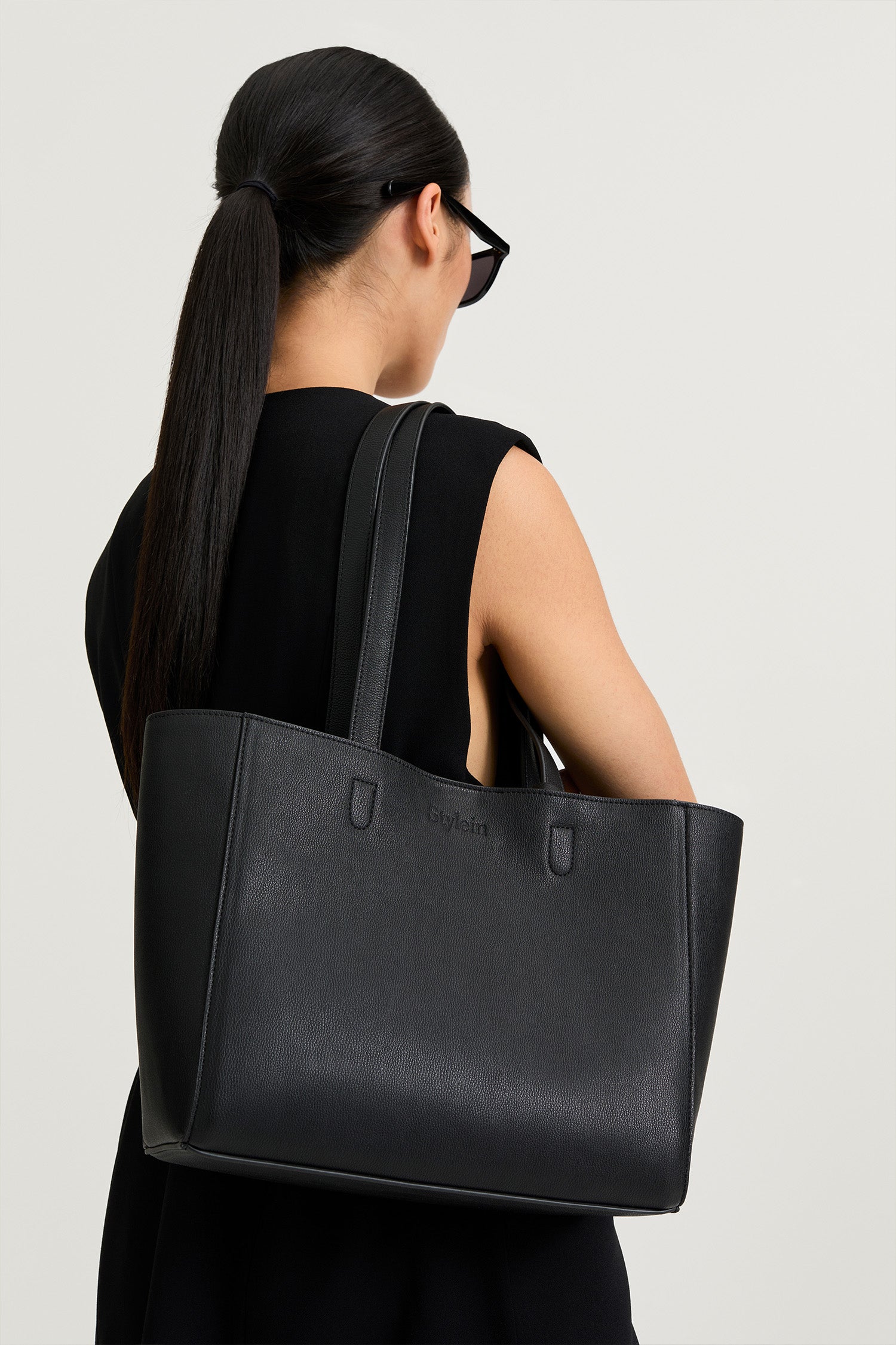 Mini yacht bag black faux leather stylein model image