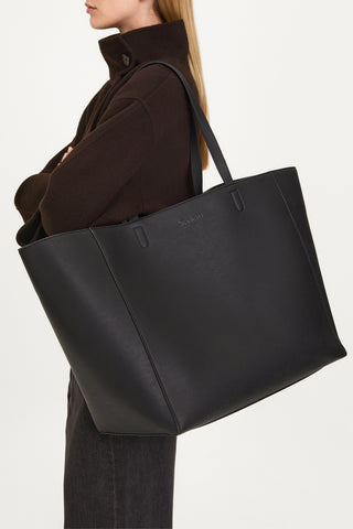 Yacht bag xl stylein black model image side close