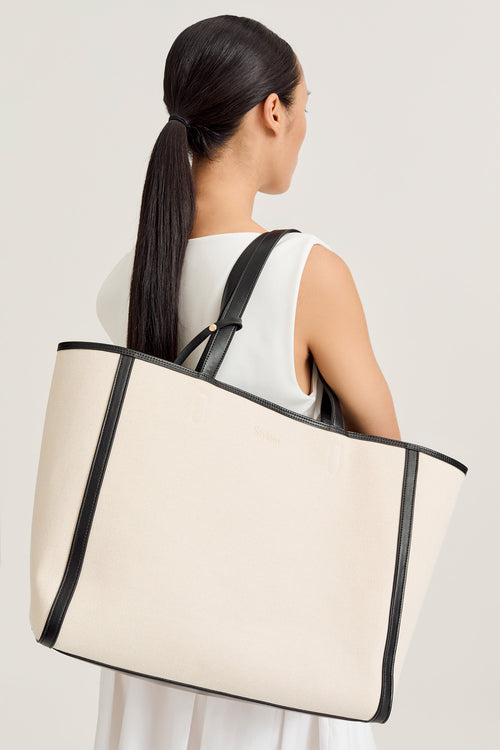 Yacht canvas bag cream black stylein model image