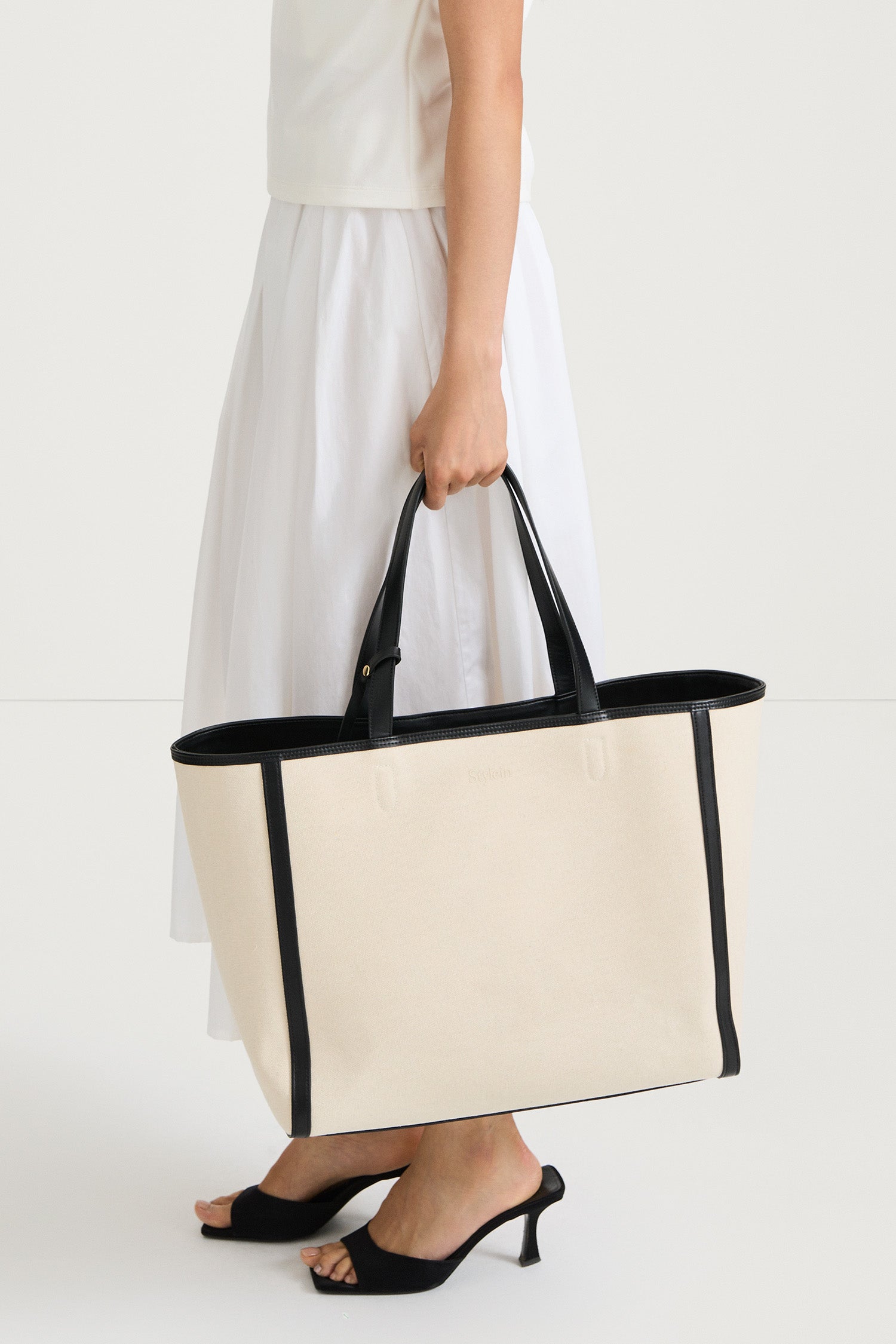 Yacht canvas bag cream black stylein model image
