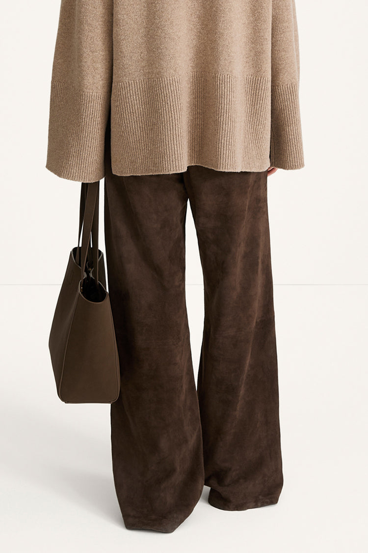 Yacht bag mini coffee suede stylein model image side back
