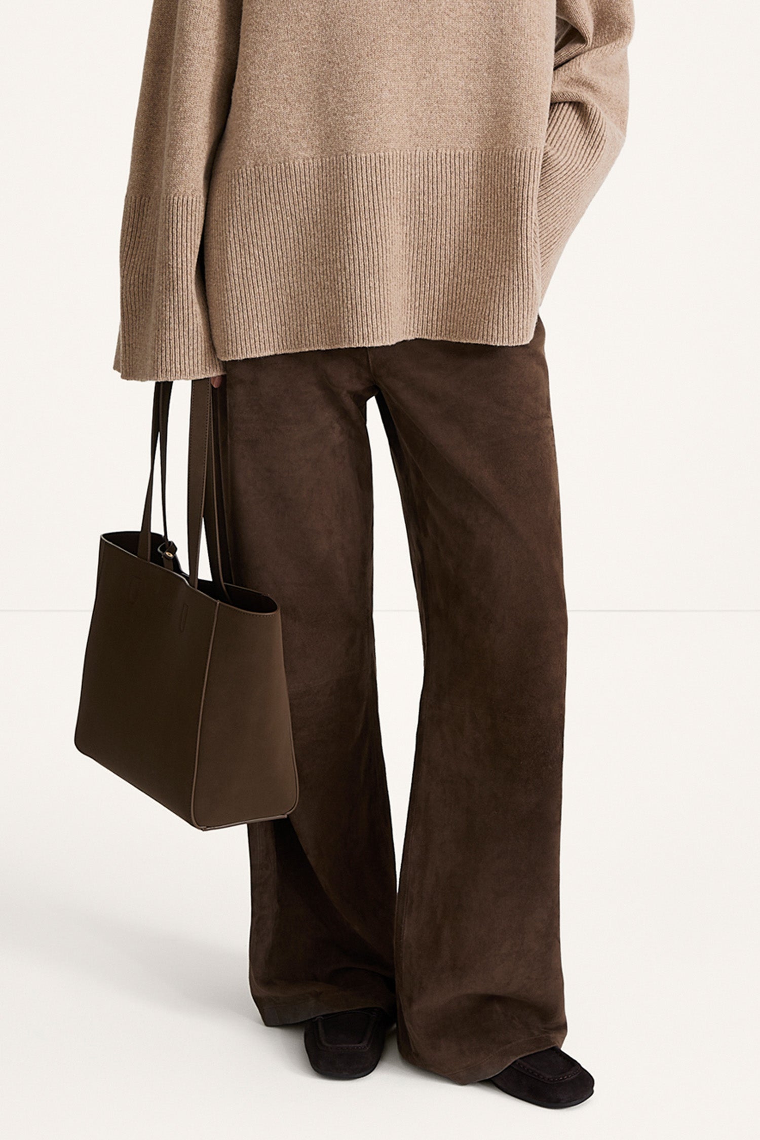 Yacht bag mini coffee suede stylein model image front