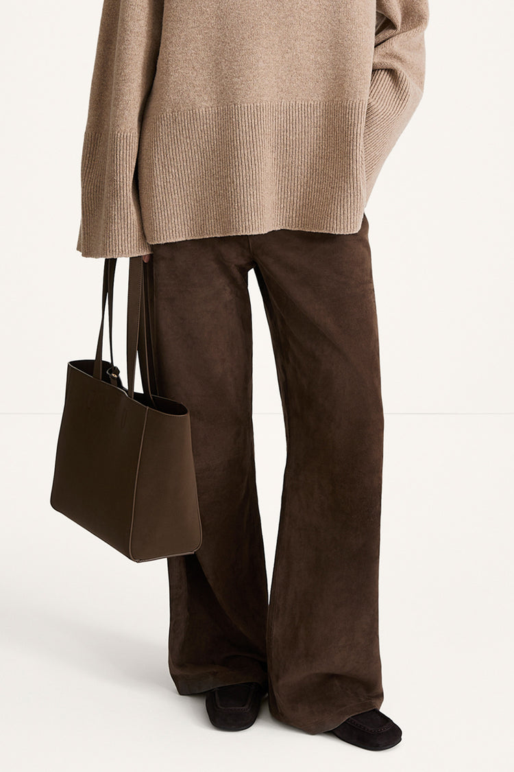 Yacht bag mini coffee suede stylein model image front